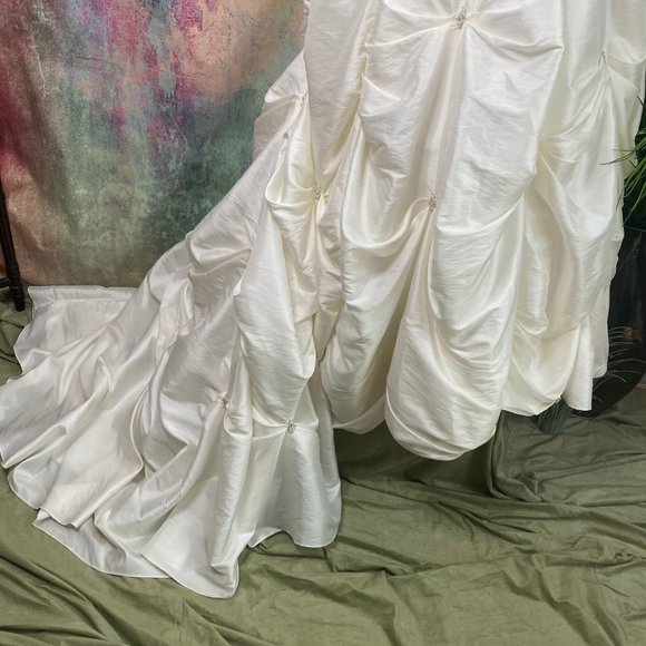 📌 Maggie Sottero Stunning Wedding dress w/ train - Picture 11 of 16